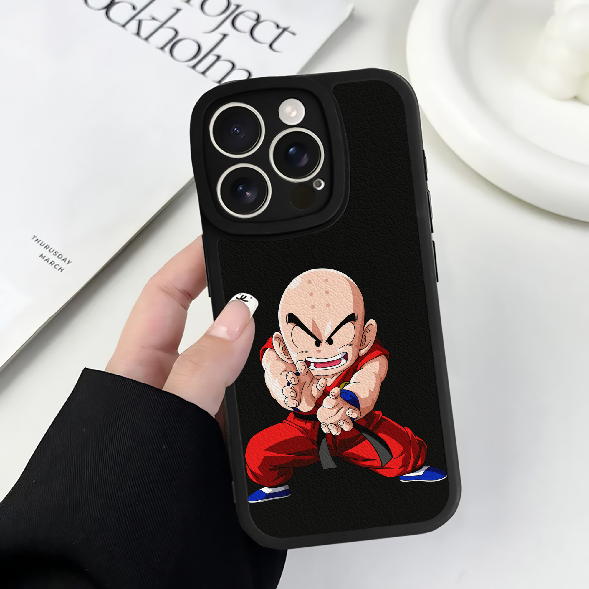 （画像用） ドラゴンボール クリリン DRAGON BALL krillin 【iPhone 16シリーズ対応】シリコンスマホケース（レザー調） 材質：シリコン